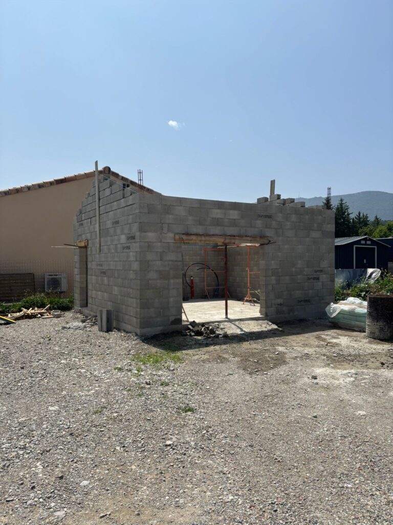 Construction neuve d'un garage par lt maçonnerie charpente dans le diois. maçonnerie générale