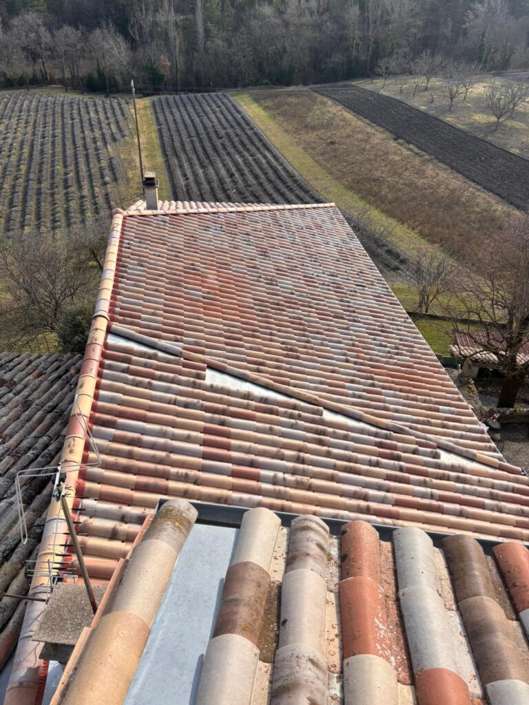 Réalisation d'une rénovation de toiture par lt maçonnerie charpente dans le diois Barnave
